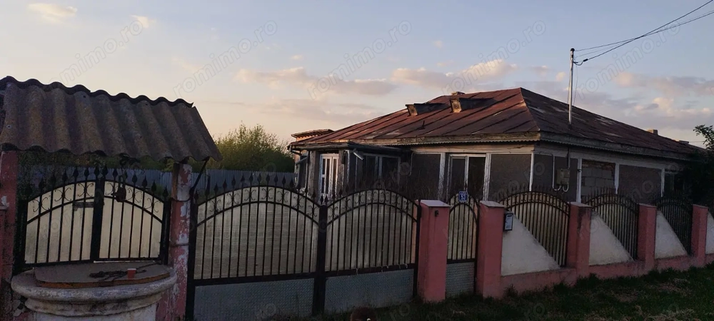 Casa de vânzare la țară  Casa de vânzare la țară