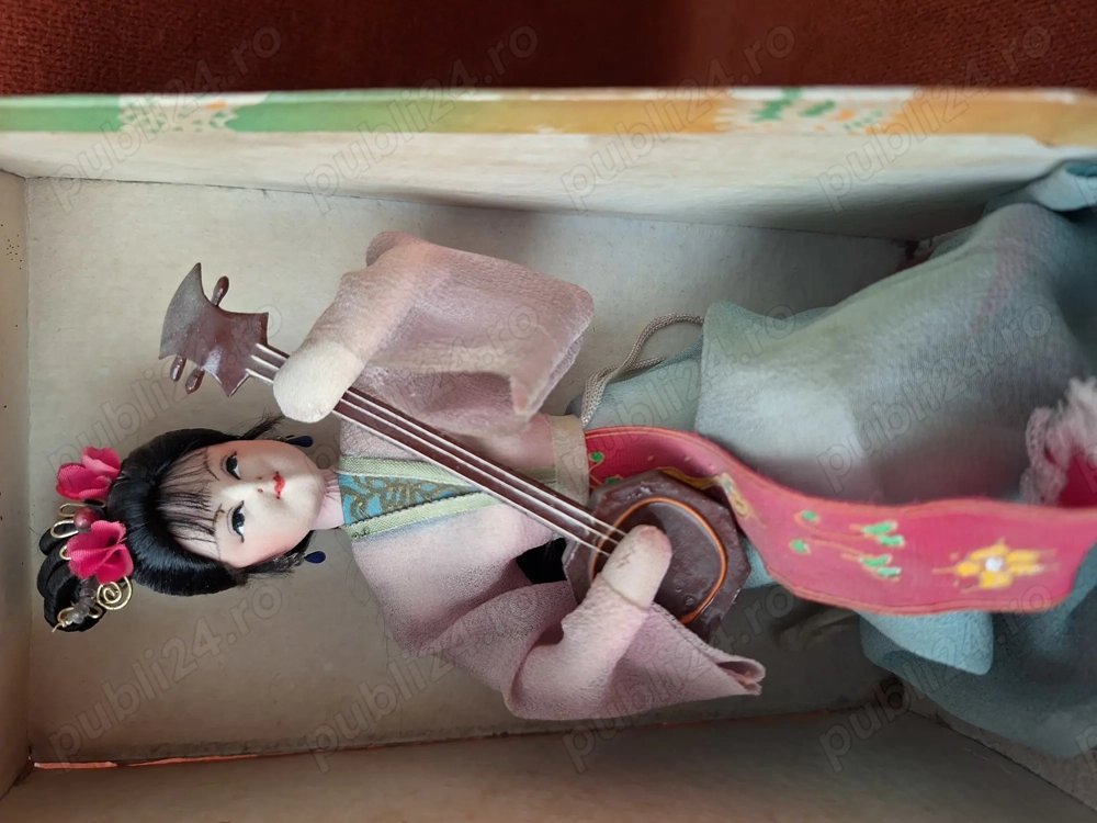 Păpușă orientală asiatică vintage în rochie roz, circa anii 1970