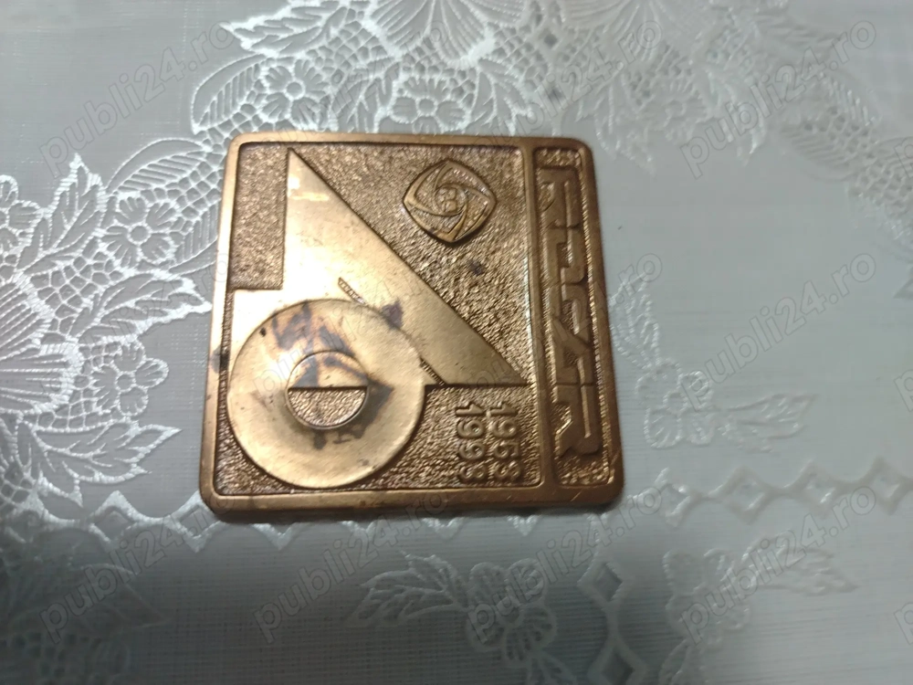 Vând insigne deosebite