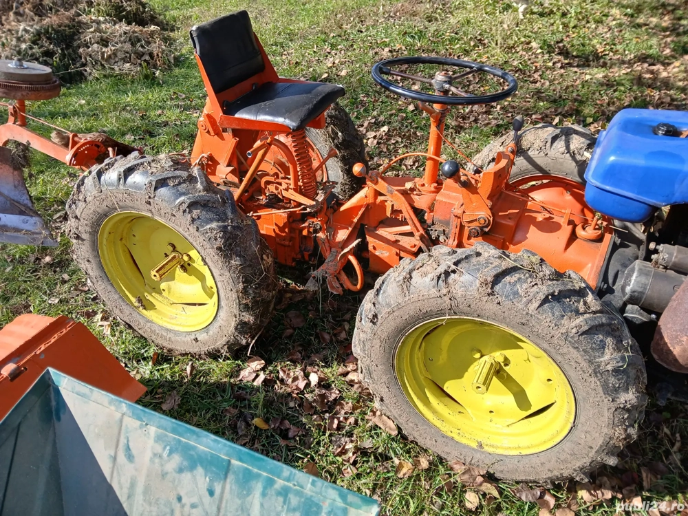 Vând tractoras 4x4 
