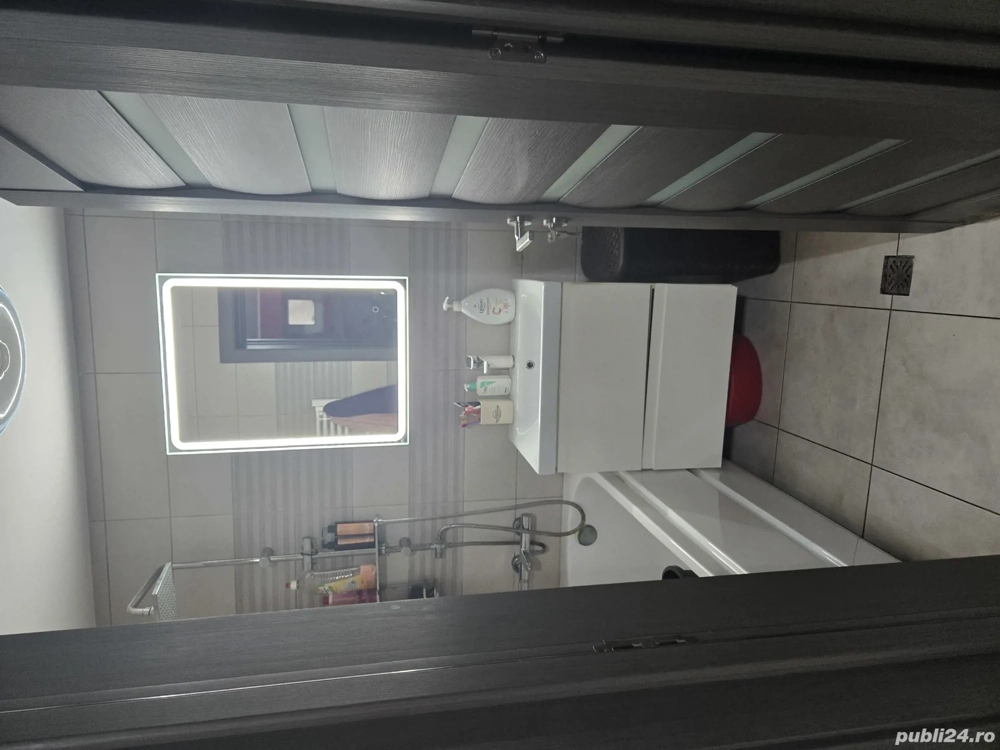 Vand apartament la curte comuna