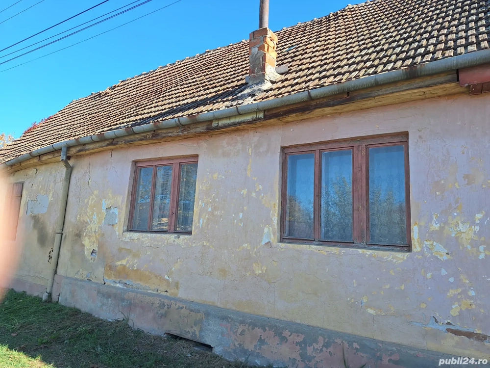 Casa tip colnă din cărămidă in localitatea Cuvin 