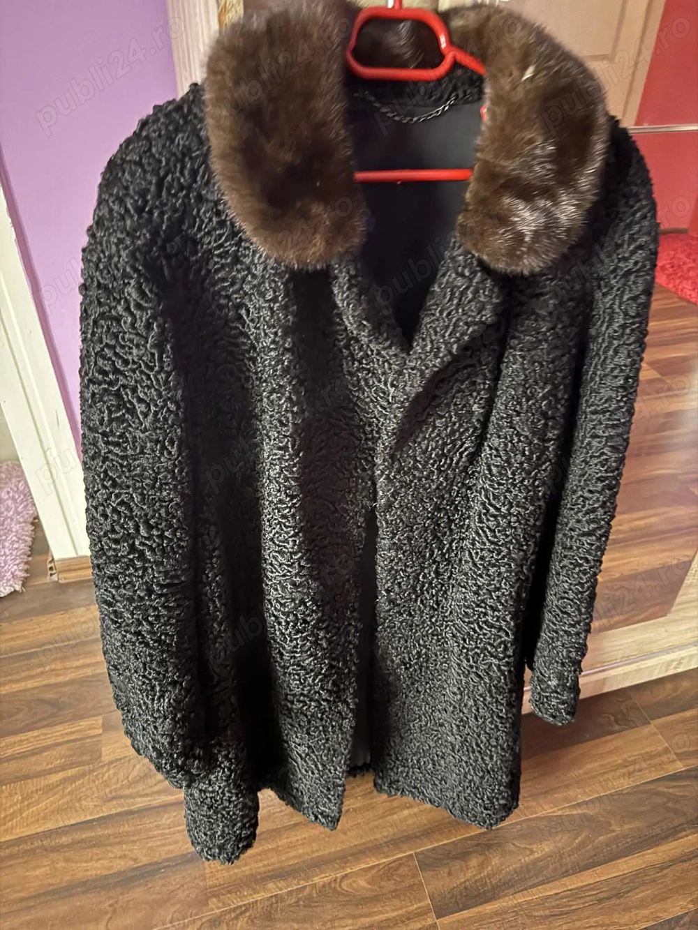Vând haina de blana astrahan 