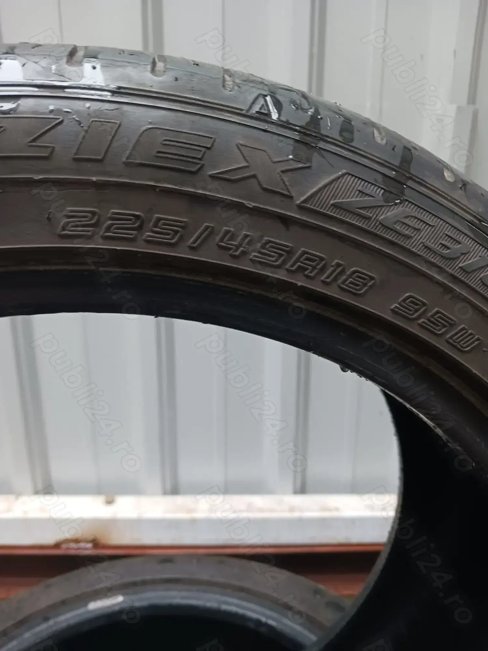 Vând anvelope de vară 225/45 R18 95W