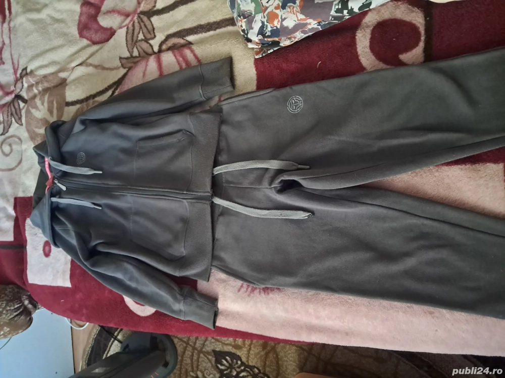 Vand trening femei doar o data purtat  marimea XS