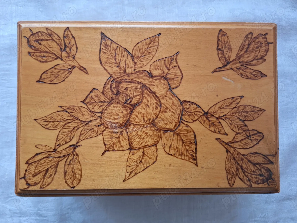 Cutie confectionata din lemn pirogravat - veche