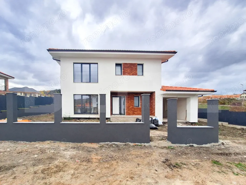 Casă individuală în Chinteni, 120 mp utili, teren de 500 mp, garaj