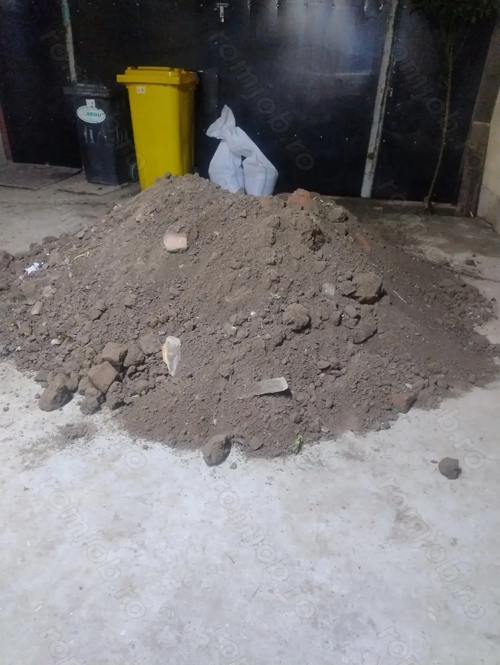 Donez pământ cam 2 metri cubi  Donez pământ cam 2 metri cubi