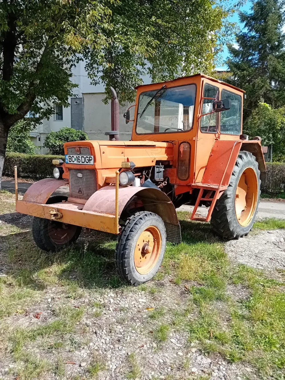 Vând tractor U650 - negociabil