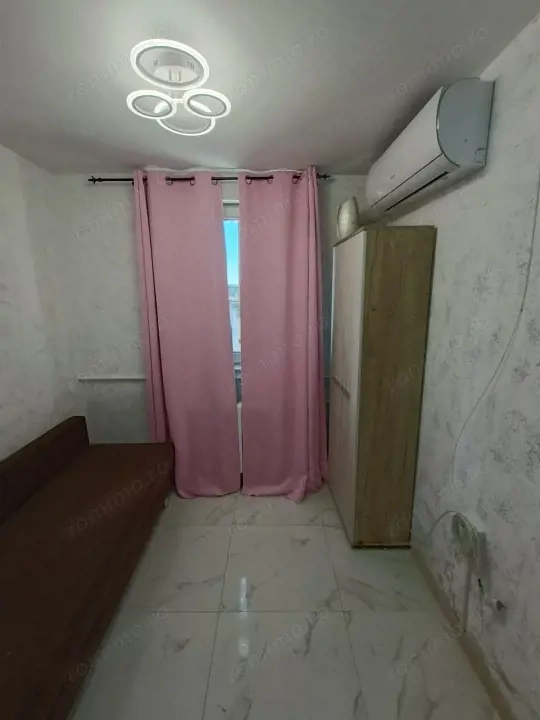 Camera camin, cu baie in interior, renovata, mobilata si utilata complet.