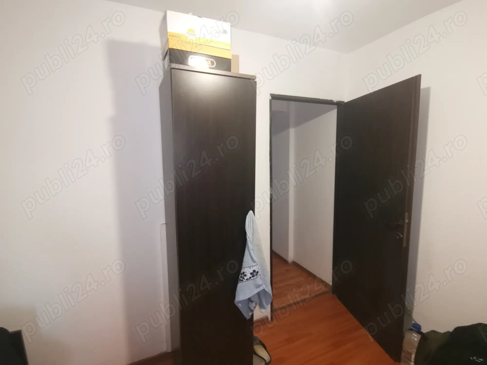 Vand apartamebt 4 camere centru Rovinar decomandat i 