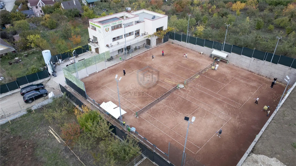 Baza de tenis si constructie moderna