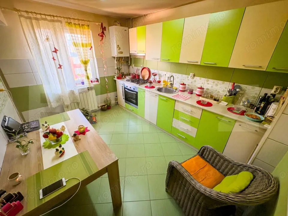 Apartament 2 camere semi-decomandat 