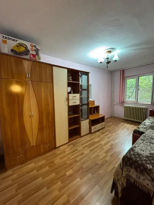 Apartament 3 camere semidecomandat, etaj intermediar