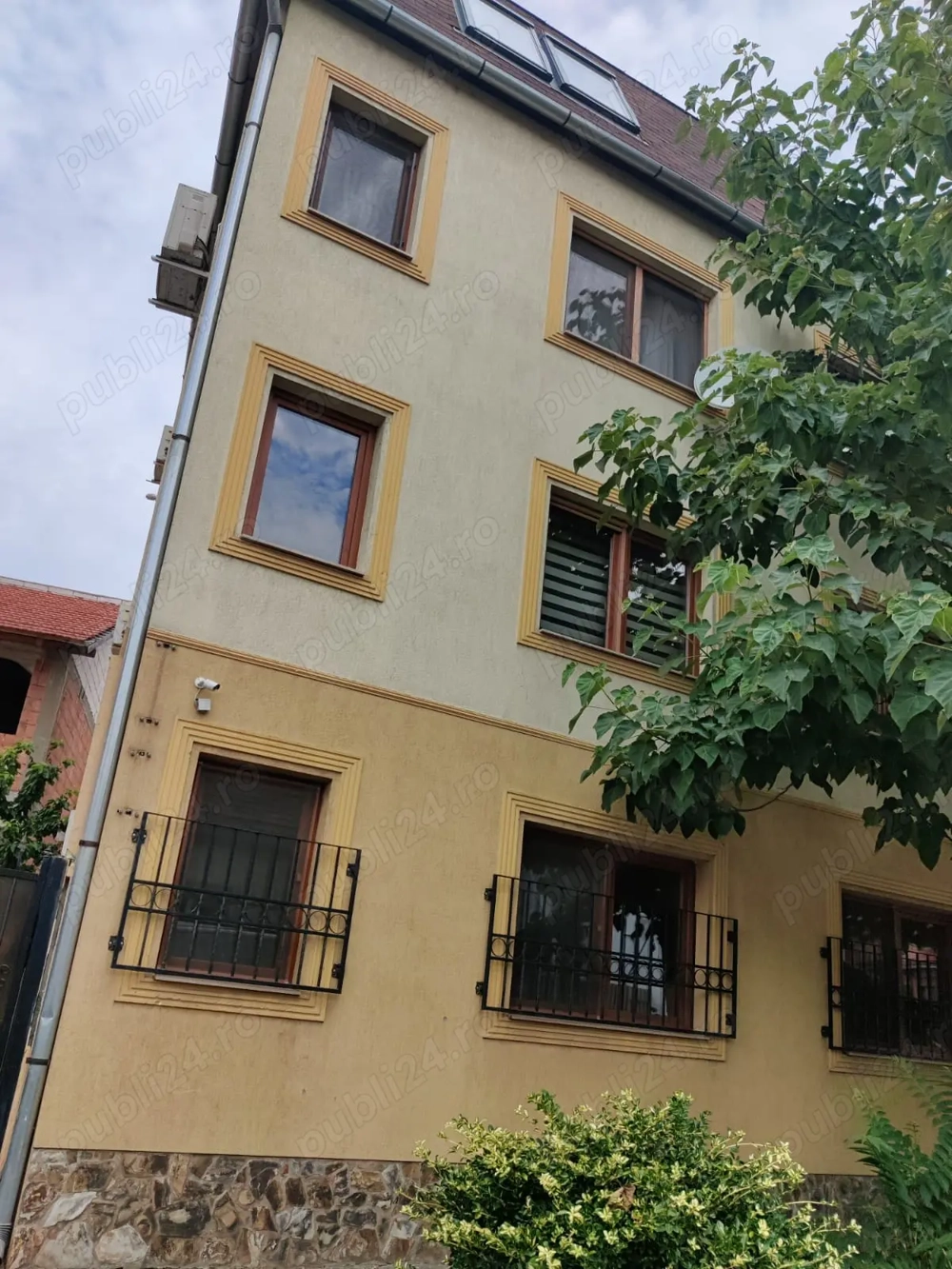 Vand apartament cu 4 camere zona centrala
