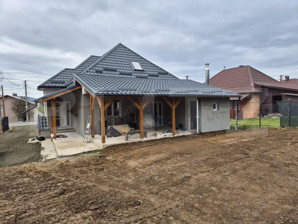 Casa de vacanta in curs de modernizare in Belis, 5 camere, 920mp teren drept