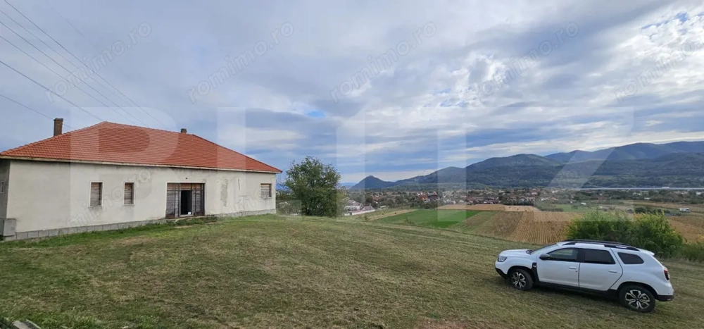 Vila la roșu, 240 mp, teren 93.000 mp - Șoimuș
