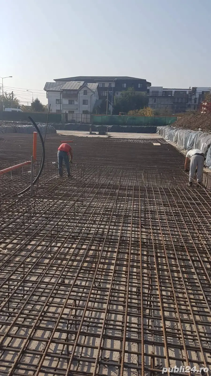 echipa de fierari betoniști executam lucrări montat fasonat 