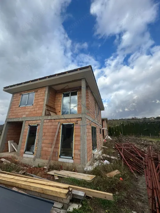  Proiect nou de case moderne P+1 – la doar 2 minute de Năsăud