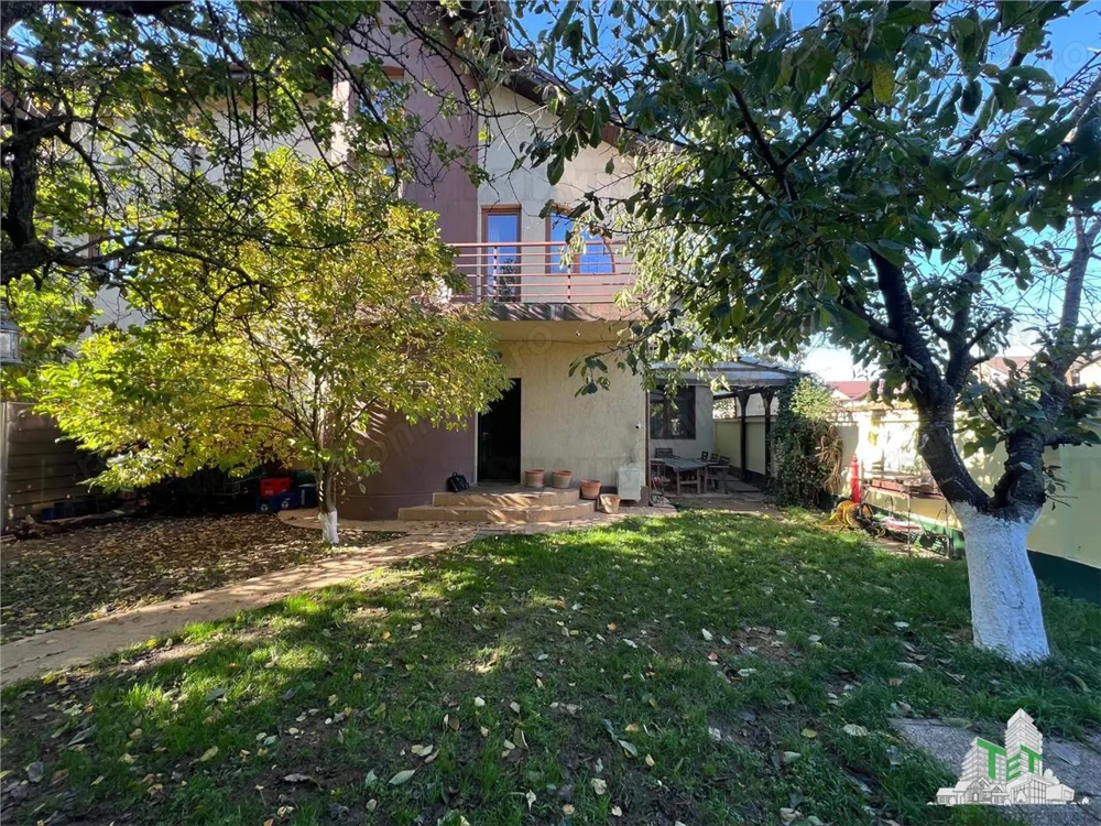 Vila individuala cuplata 6 camere P+E+M, cu incalzire pe centrala si semineu, toate utilitatile si h