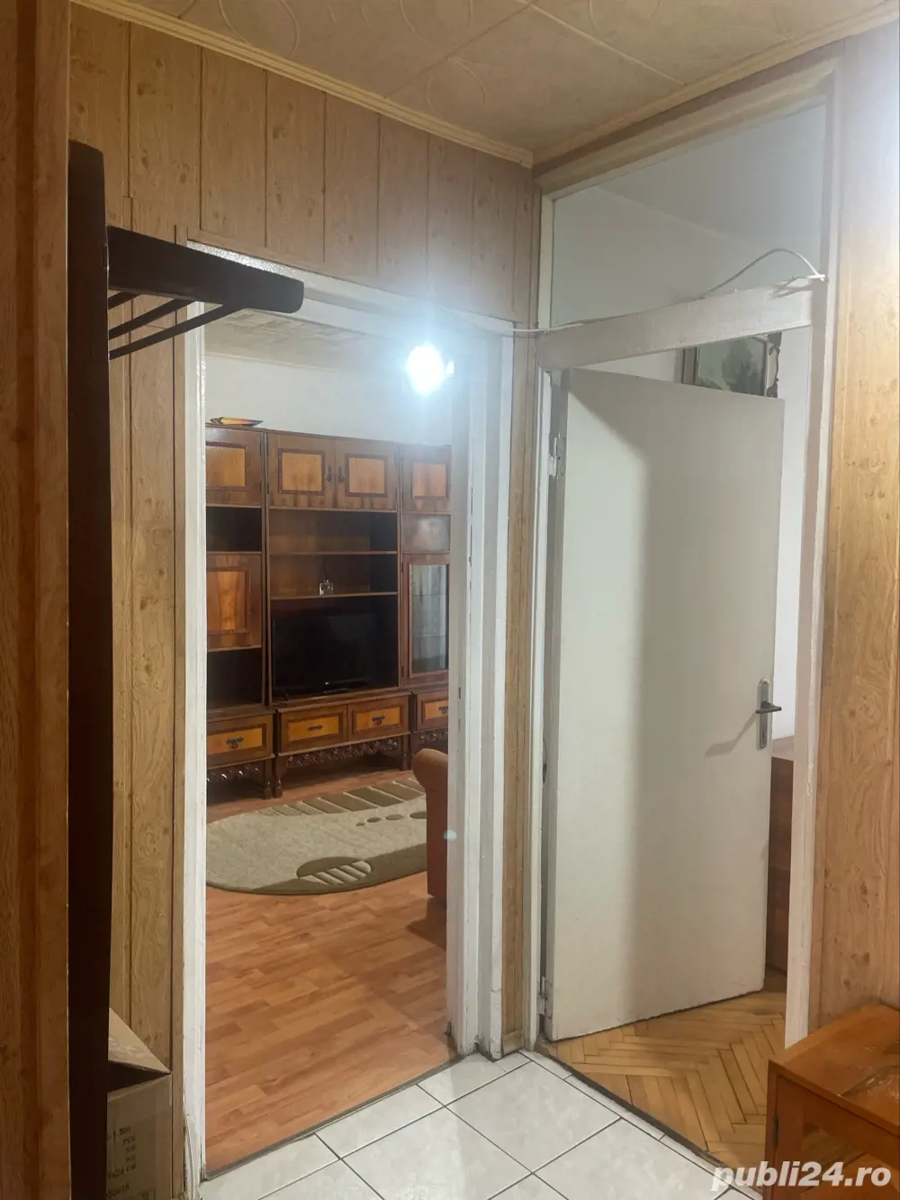 Inchiriez apartament , 2 camere , decomandat , Cotu Mic , bloc 13 , etaj 2 Inchiriez apartament , 2 camere , decomandat , Cotu Mic , bloc 13 , etaj 2