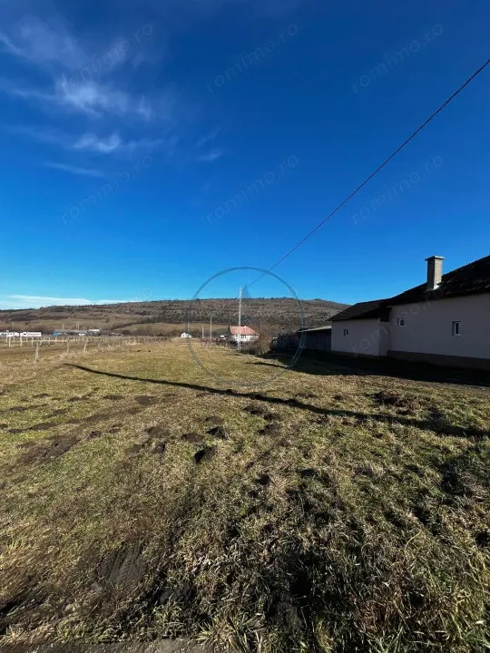  Teren intravilan de 2800 mp, într-o zonă retrasă și liniștită – la doar 11 km