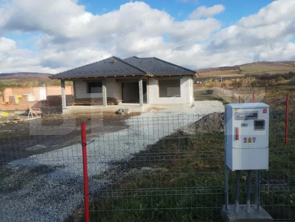 Casa cu 4 camere, 153 mp utili, teren 1000 mp extravilan, utilitati, zona Jelna