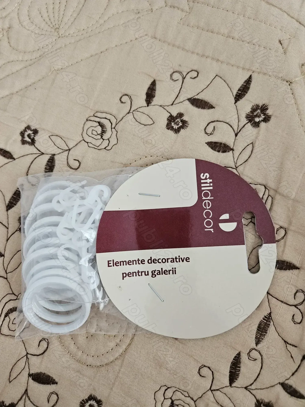 Set inele metalice si cârlige plastic pentru galerie 