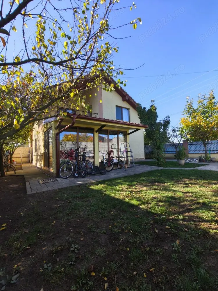 Casă cu 4 camere, panouri fotovoltaice, Giarmata