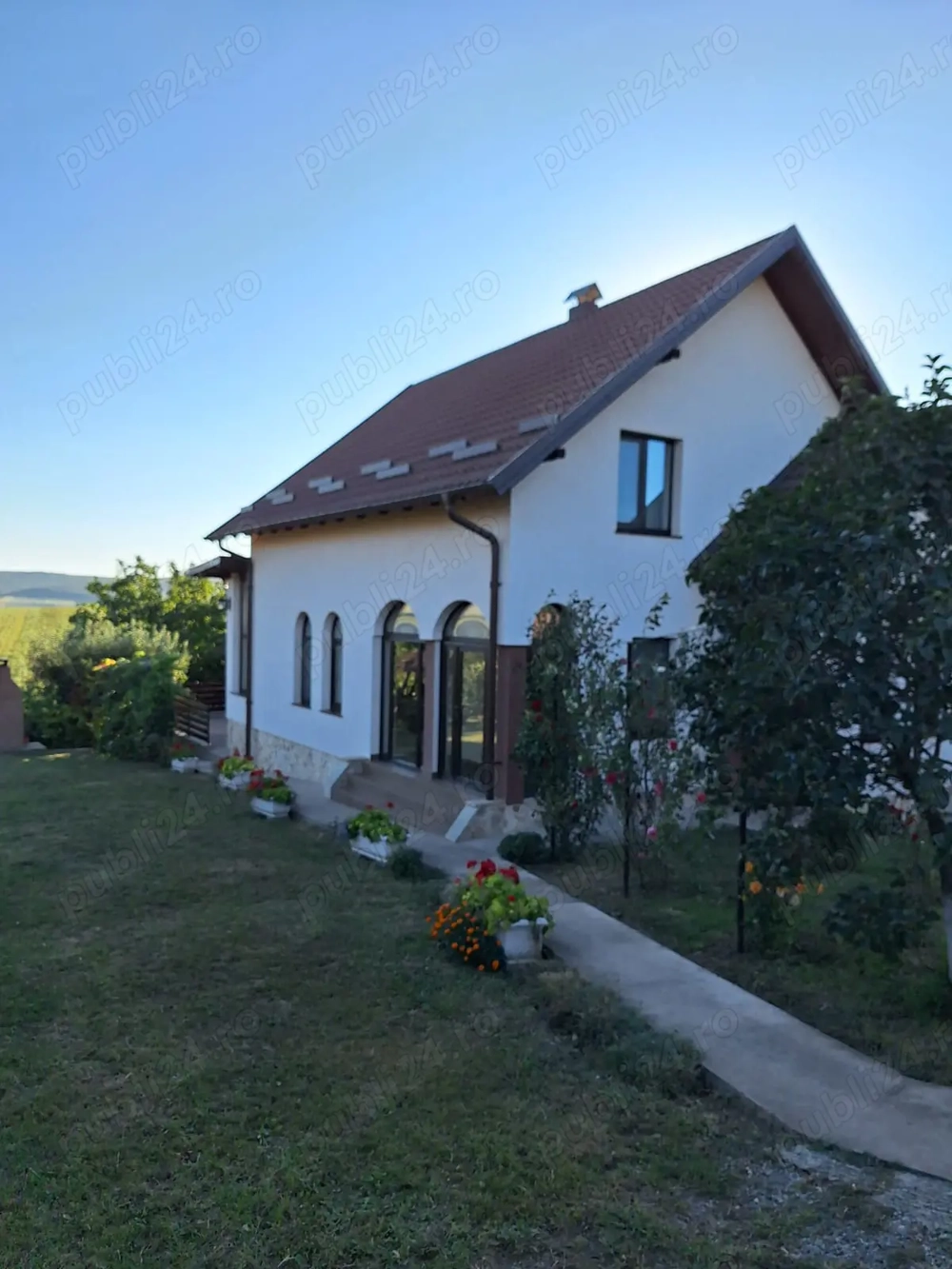 Vand casa spatioasa cu livada si teren generos (7200 mp) in Catamaresti-Deal, Botosani