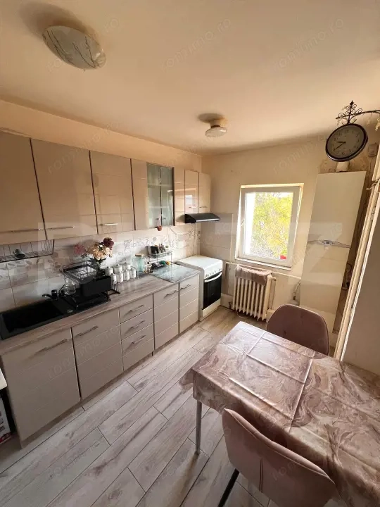 Apartament 3 camere, 66 mp, garaj, 2 balcoane, zonă liniștită Dâmbul Rotund