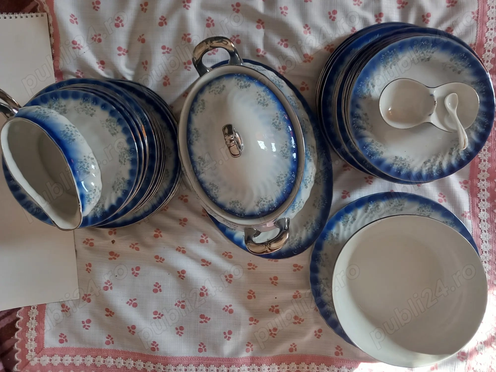 Set de farfurii pentru 12 persoane.