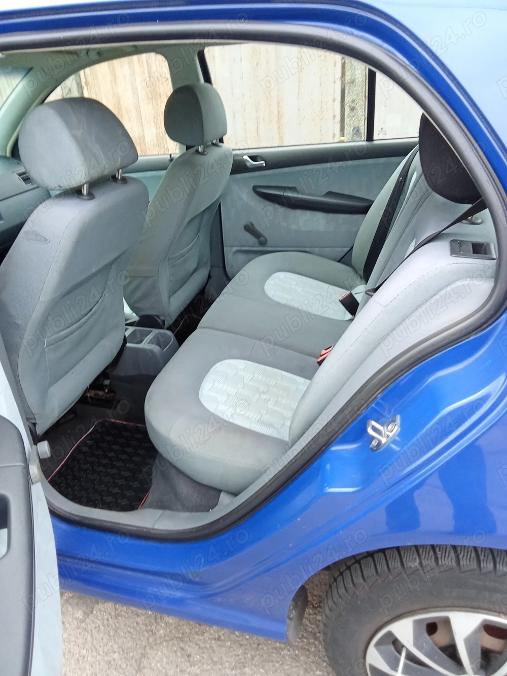 Vând Skoda Fabia hatchback, fabricație septembrie 2001, motor 1400 cmc