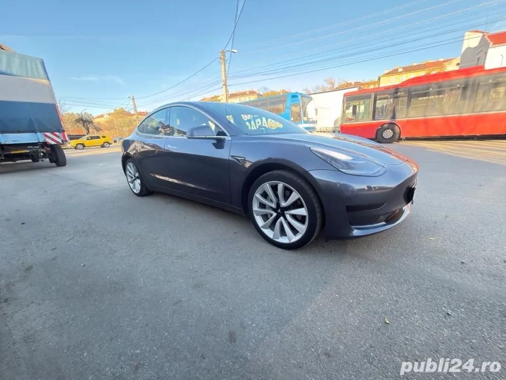 Tesla Model 3 SR+