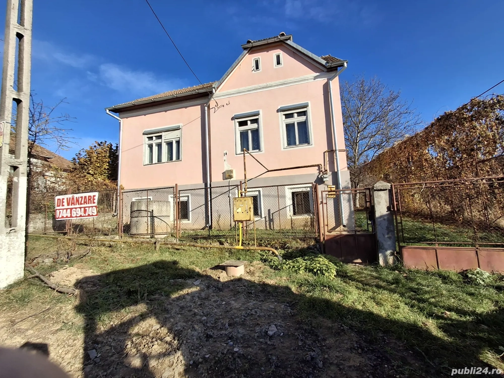 Casa de vanzare + teren 8000 mp