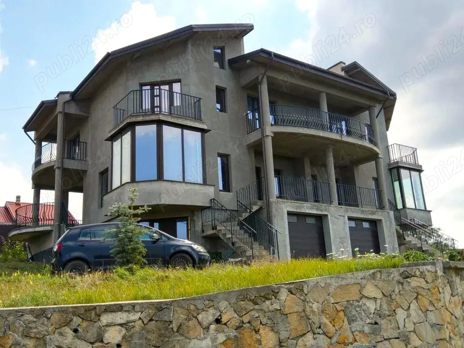 Vilă duplex luminoasă în Bucium, panorama deosebita, suprafata 480mp, 1560 mp teren