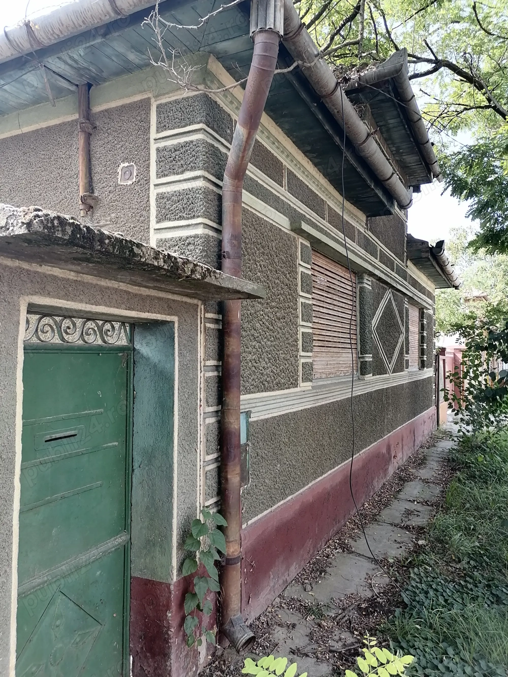 Vând casa cu gradina și teren 28 arii în Ciumeghiu lângă biserica 