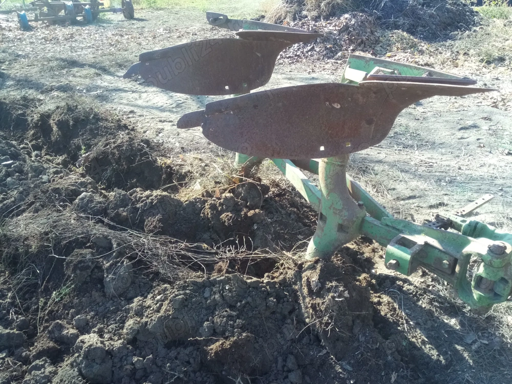 Vând utilaje agricole u 445 plug reversibil cu două trupițe și o remorcă cu o axă 