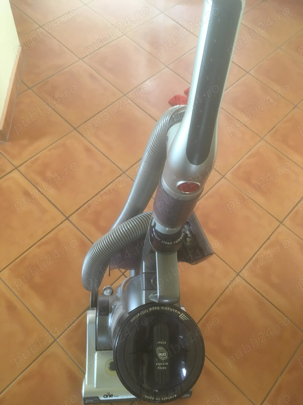Aspirator vertical cu fir fara sac HOOVER H1 PET 011