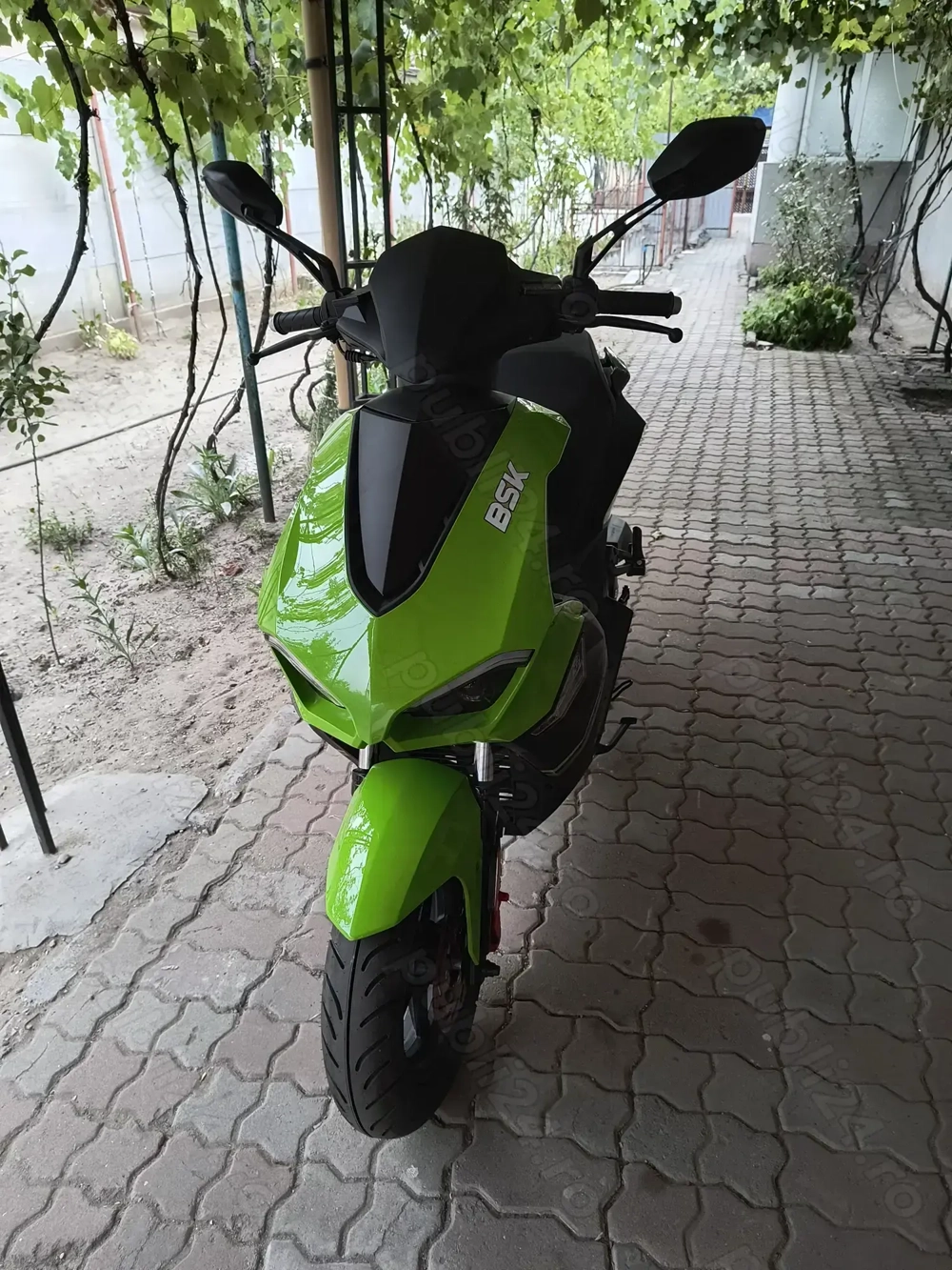 Vind scuter BSK Diablo pe benzina 4t limitat la 25 km ora se conduce fara permis!