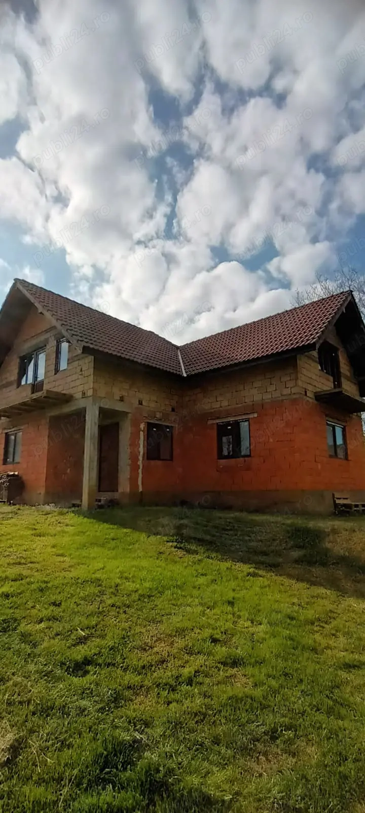 Vând casă cu mansardă la roșu. 