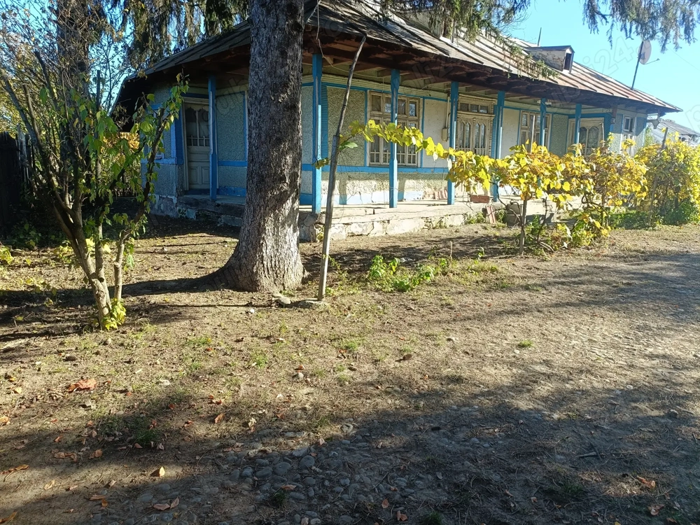 Oaza de liniste:Casa la curte cu gradina mare si teren generos - 8888 mp