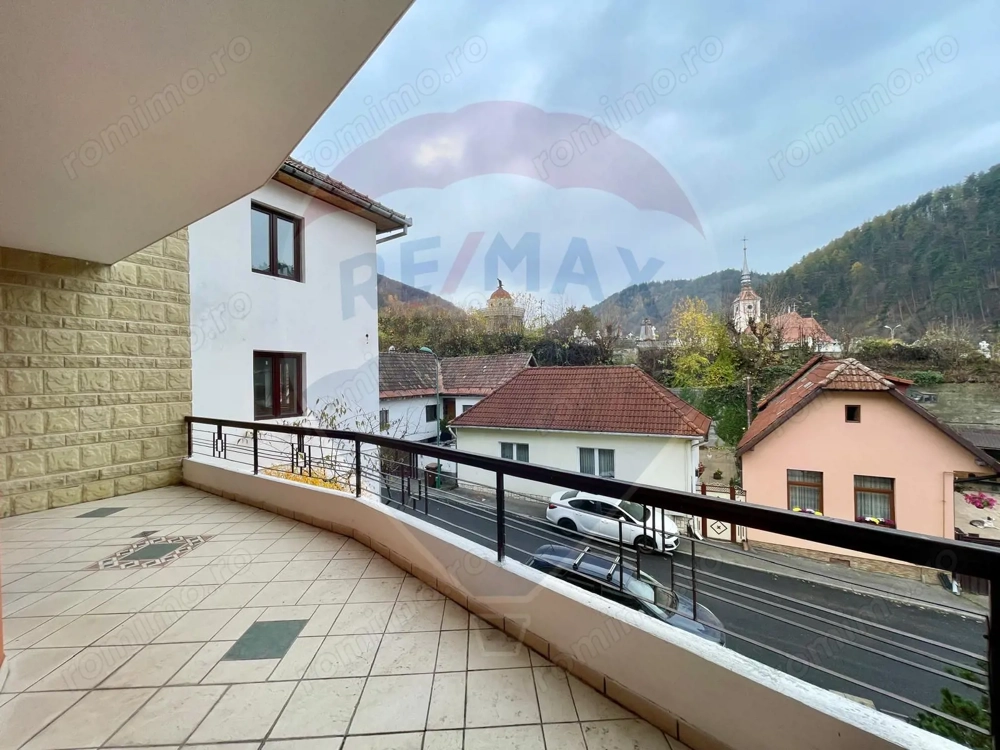 Apartament cu 3 camere de vânzare în zona Schei