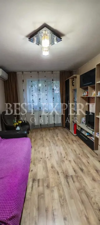 Apartament 4 camere  cu geam la baie, bloc reabilitat