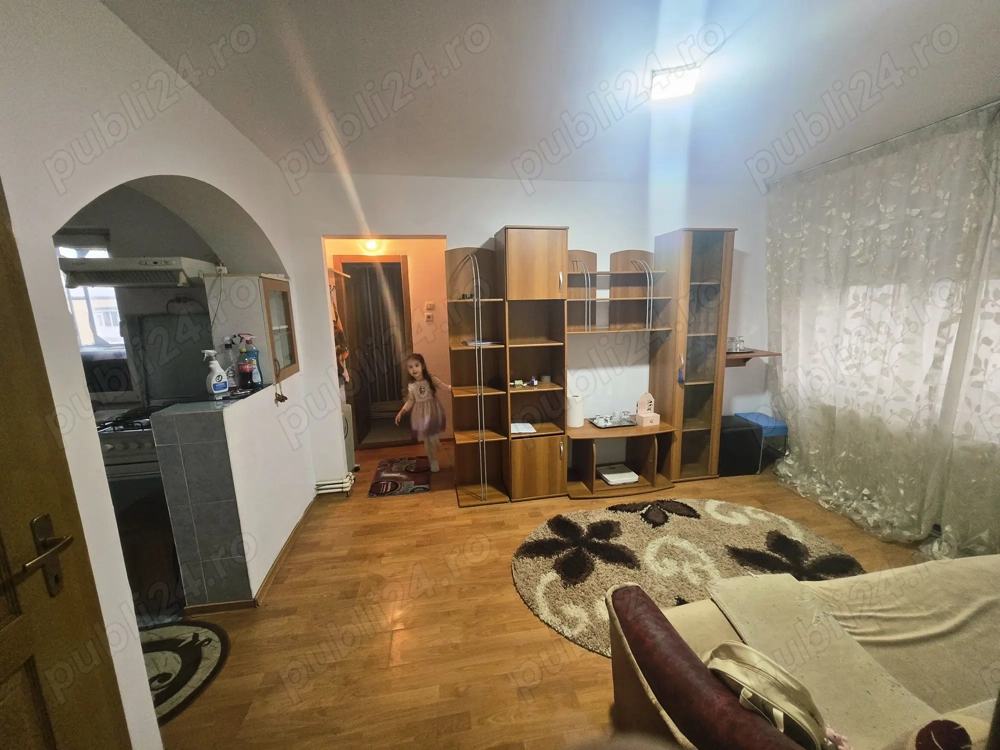 Închiriez apartament cu 3 camere !