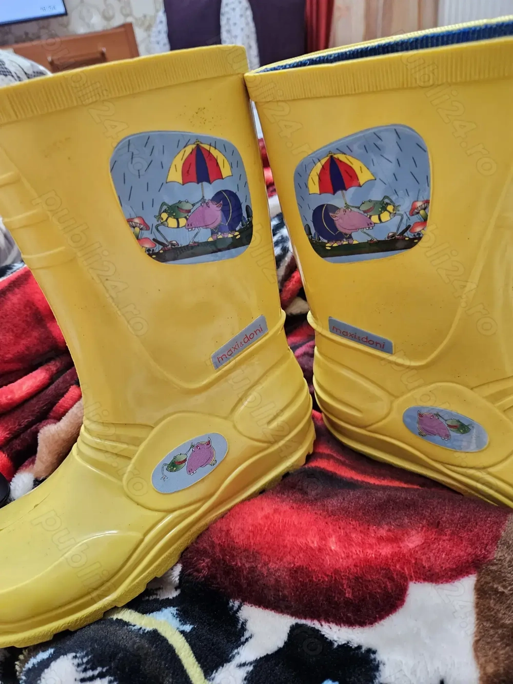 cizmulite galbene din cauciuc,marimea 31