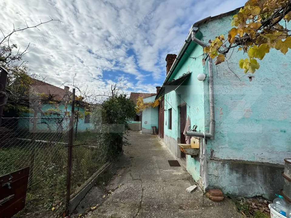 Casă săsească, 3 camere, 700 mp teren, Sebeș. Farmec vechi, potențial nou.