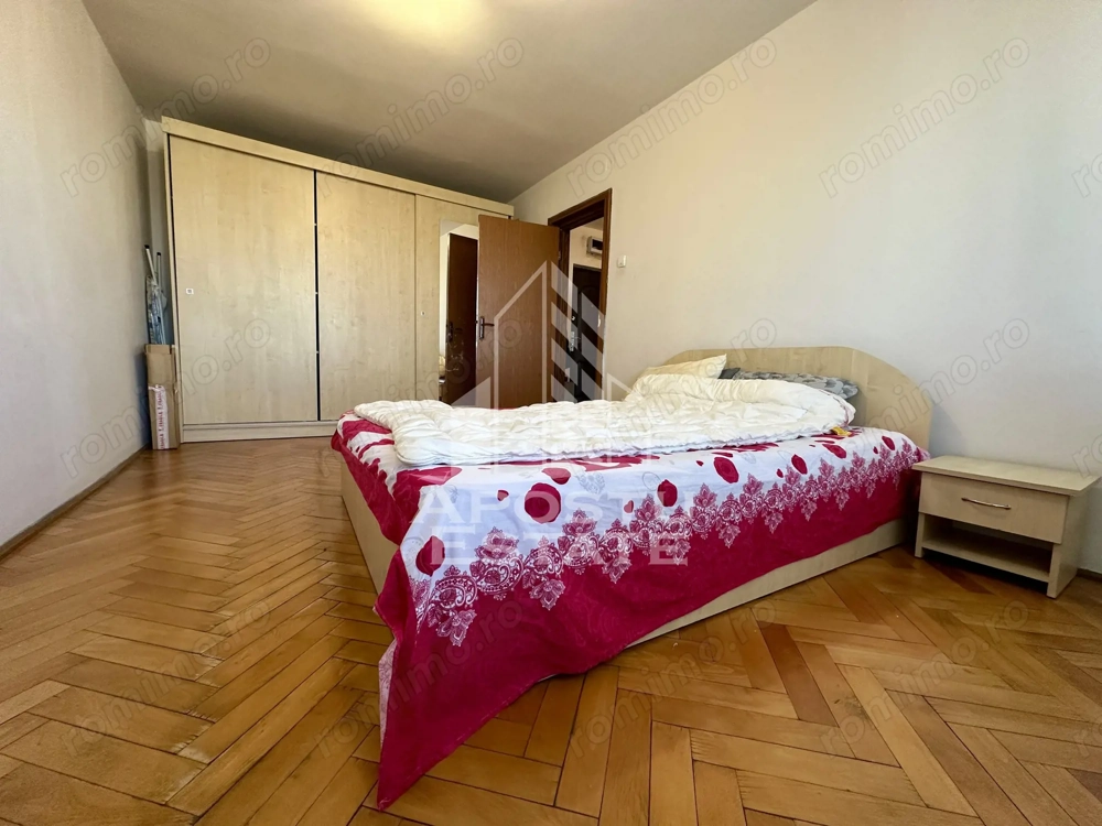 Apartament cu 3 camere, bloc cu lift, zona Sagului