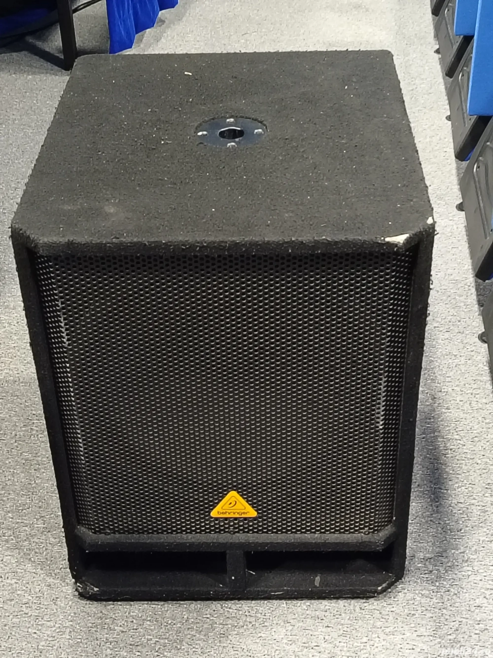 Boxa bass behringer 18' 400w RMS