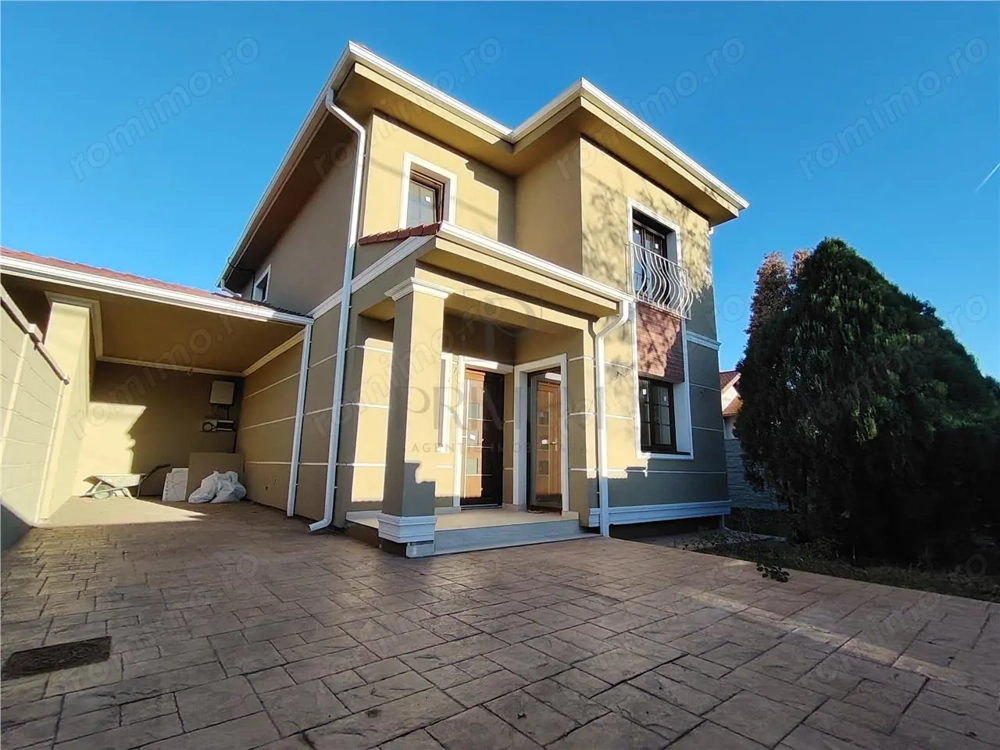 Duplex separat prin garaj - asfalt - panouri fotovoltaice - zona excelenta - toate utilitatile.